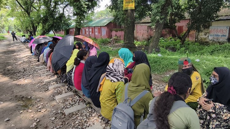 হল ছাড়ার নির্দেশনা প্রত্যাখ্যান করে রেলপথ অবরোধ বাকৃবি শিক্ষার্থীদের। ছবি: আজকের পত্রিকা