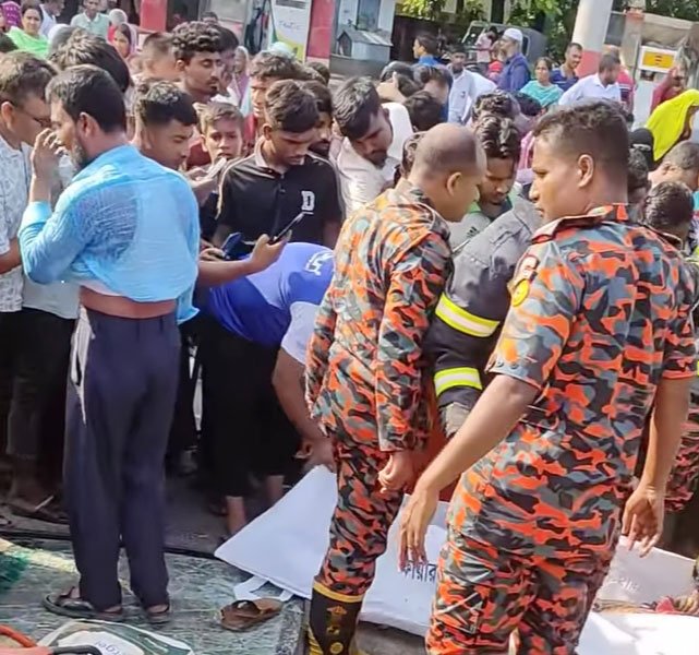 ময়মনসিংহে চলন্ত বাস নিয়ন্ত্রণ হারিয়ে সড়কে উল্টে মো. মঞ্জুরুল হাসান (৪১) নামের বাসের সহকারী নিহত হয়েছেন। এ ঘটনায় অন্তত ১৯ জন যাত্রী আহত হয়েছেন। ছবি: আজকের পত্রিকা
