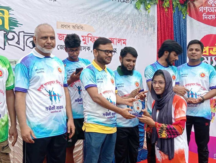 জুলাই গণঅভ্যুত্থান দিবস উপলক্ষে আজ সকালে ময়মনসিংহে প্রতীকী ম্যারাথনে অংশগ্রহণ করেন প্রতিযোগীরা। ছবি: আজকের পত্রিকা