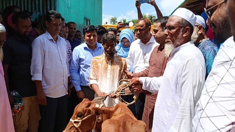 একটি গাভি হস্তান্তর করেন সংসদ সদস্য সালমান ওমর রুবেল ও জেলা প্রশাসক সাইফুর রহমান। ছবি: আজকের পত্রিকা