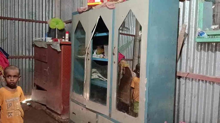 তালা ভেঙে ঘরের ধান-চাল, টাকা, স্বর্ণালংকারসহ মূল্যবান মালামাল লুট করা হয়েছে। ছবি: আজকের পত্রিকা