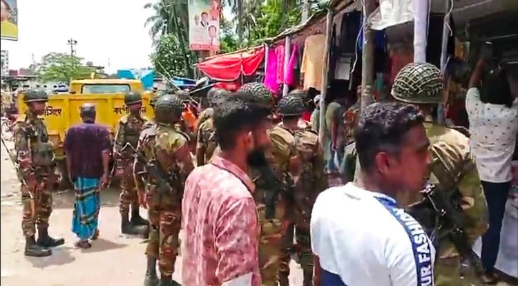 ময়মনসিংহ নগরীতে টাস্কফোর্সের উচ্ছেদ অভিযান। ছবি: আজকের পত্রিকা