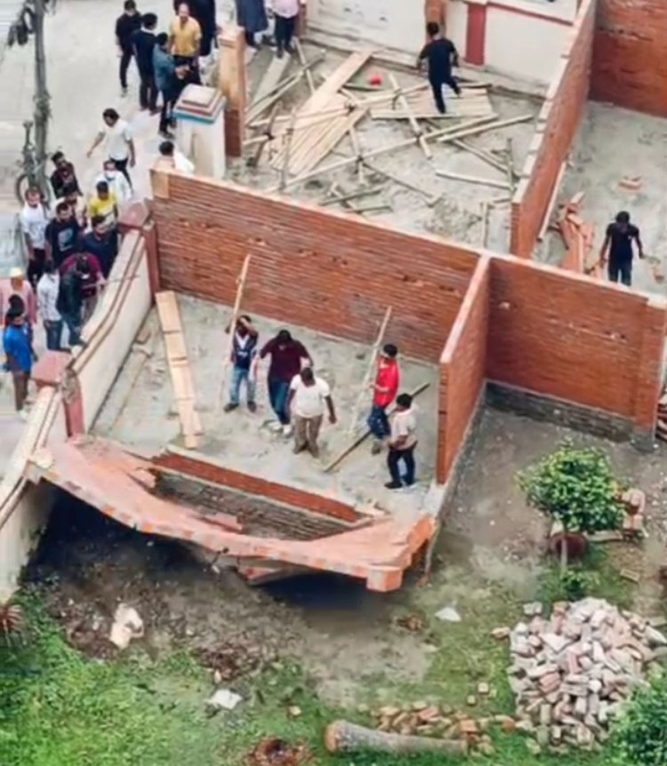 ময়মনসিংহে রওশন এরশাদের পৈতৃক বাড়িতে হামলা-ভাঙচুর। ছবি: আজকের পত্রিকা