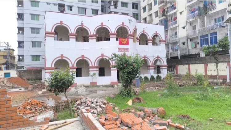 ময়মনসিংহে রওশন এরশাদের পৈতৃক বাড়িতে হামলা-ভাঙচুর। ছবি: আজকের পত্রিকা
