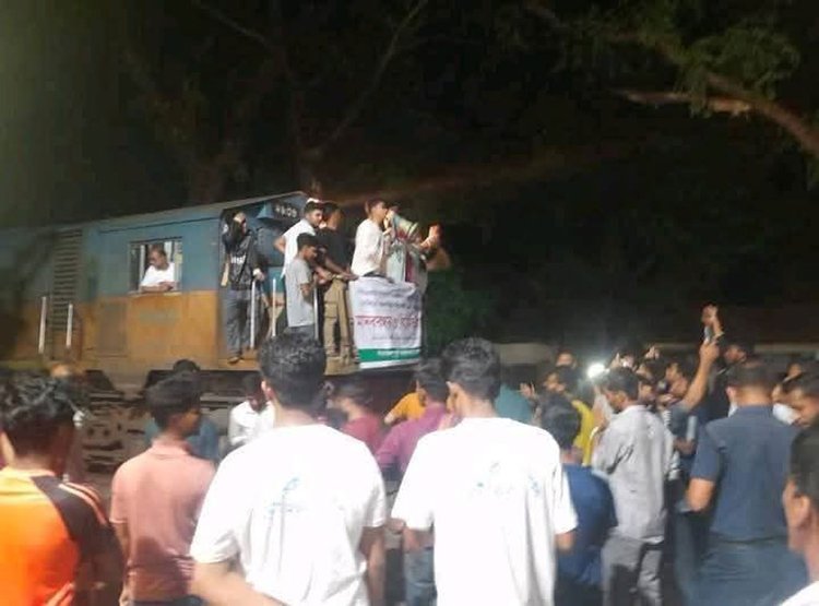 বাকৃবি শিক্ষার্থীদের রেললাইন অবরোধ, ঢাকা-ময়মনসিংহ ট্রেন চলাচল বন্ধ। ছবি: আজকের পত্রিকা
