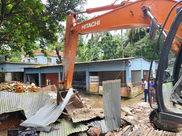 জয়নুল উদ্যানে মিনি চিড়িয়াখানা গুঁড়িয়ে দিয়েছে প্রশাসন। ছবি: আজকের পত্রিকা