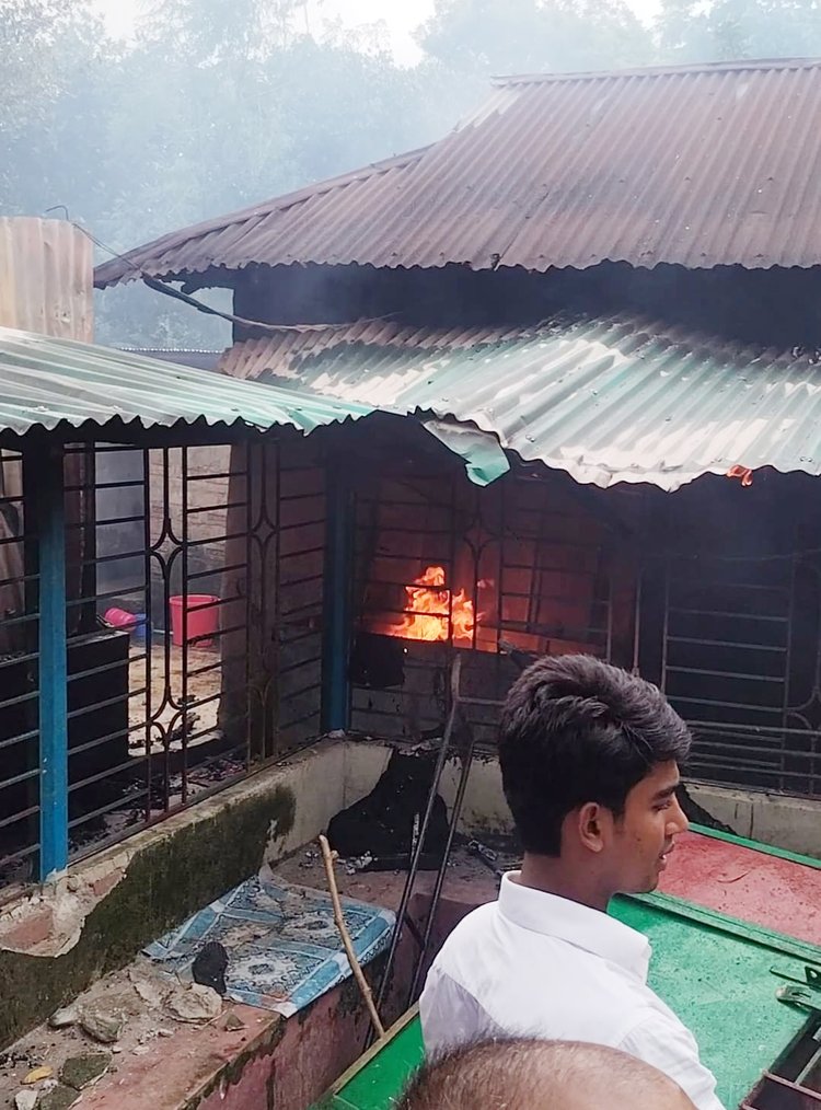 মাদক কারবারির বাড়িতে আগুন দিয়েছে বিক্ষুব্ধ জনতা। ছবি: সংগৃহীত