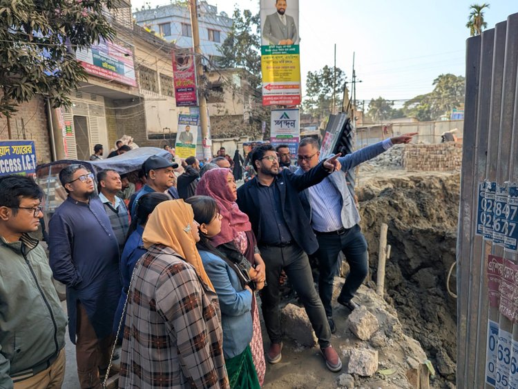 ময়মনসিংহ নগরীতে হেলে পড়া ভবন পরিদর্শন করেন সিটি করপোরেশন ও জেলা প্রশাসনের কর্মকর্তারা। আজ রোববার গুলকিবাড়ী বাইলেন কাজি অফিসসংলগ্ন এলাকায়। ছবি: আজকের পত্রিকা
