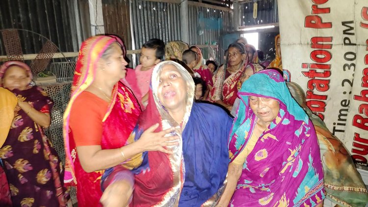 গাজীপুরে সাংবাদিক আসাদুজ্জামান তুহিন হত্যার খবরে বাড়িতে আহাজারি। আজ শুক্রবার দুপুরে ময়মনসিংহের ফুলবাড়িয়া উপজেলার ফুলবাড়িয়া ইউনিয়নের ভাটিপাড়া গ্রামে। ছবি: আজকের পত্রিকা