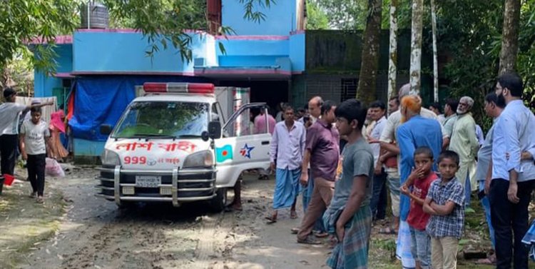 লাশবাহী গাড়ি বাড়িতে আসে। ছবি: আজকের পত্রিকা