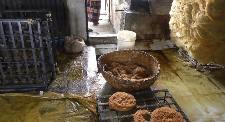 চর ঈশ্বরদিয়া এলাকার সেবা স্পেশাল লাচ্ছা সেমাই কারখানায় টয়লেটের পাশেই সেমাই ভাজার কাজ চলছে। ছবি: আজকের পত্রিকা