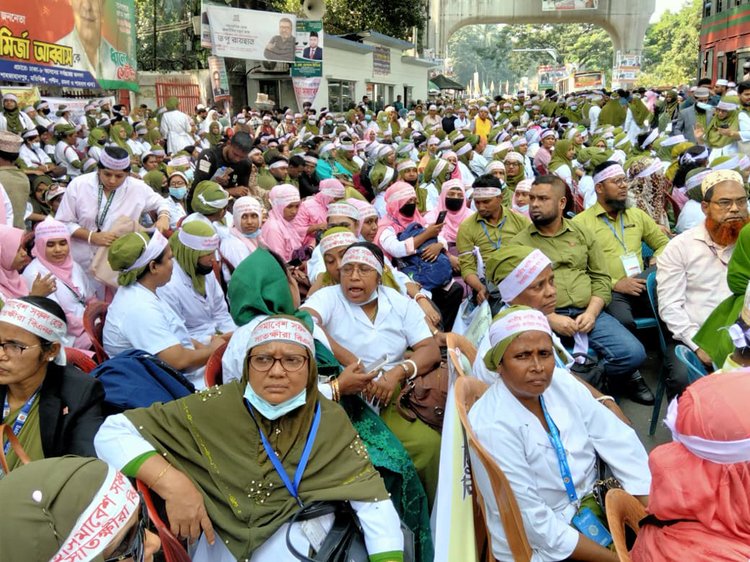 সকালে জাতীয় প্রেসক্লাবের সামনে মহাসমাবেশে সারাদেশের নার্স-মিডওয়াইফরা অংশ নেন। ছবি: আজকের পত্রিকা