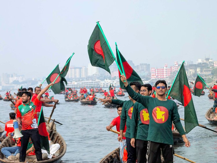 আজ মঙ্গলবার বুড়িগঙ্গা নদীতে ১০০টি নৌকা নিয়ে নৌ র্যালি আয়োজন করে জগন্নাথ বিশ্ববিদ্যালয় শাখা ছাত্রশিবির। ছবি: আজকের পত্রিকা