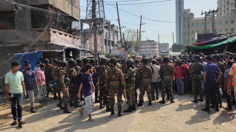 পরিস্থিতি নিয়ন্ত্রণ আনতে আইনশৃঙ্খলা রক্ষাকারী বাহিনীর সদস্যরা ঘটনাস্থলে উপস্থিত হন। ছবি: আজকের পত্রিকা