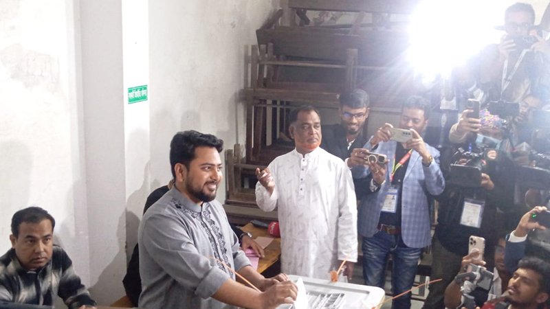 ভোট দিলেন নাহিদ ইসলাম