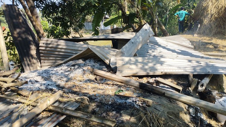 গোয়ালঘরে আগুন দিয়ে পুড়িয়ে দেওয়া হয়। ছবি: আজকের পত্রিকা