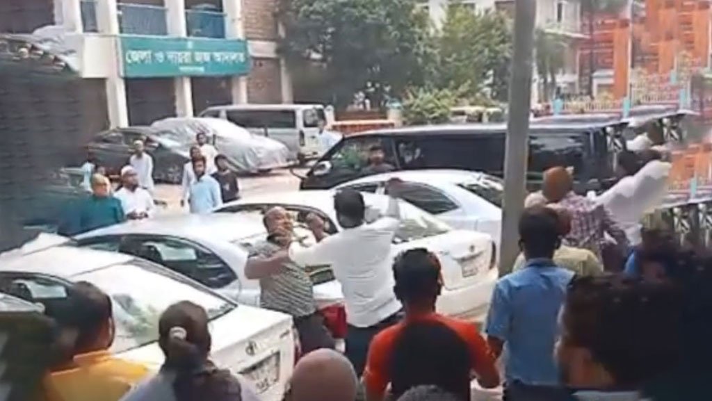 বিএনপি নেতার নাম থাকায় মামলায় আপত্তি, থানার গেটে কান্না নারীর