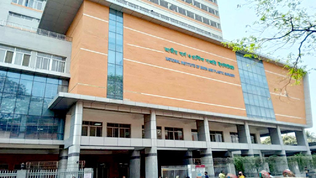 রাজধানীতে বিয়াম ফাউন্ডেশনের কক্ষে এসি বিস্ফোরণে দগ্ধ আরও একজনের মৃত্যু