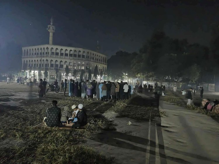 শনিবার দিবাগত রাতভর আতঙ্ক, খোলা আকাশের নিচে থেকেছেন বহু মানুষ। ছবি: আজকের পত্রিকা