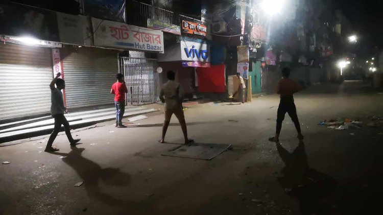 শনিবার দিবাগত পুরোটাই জেগে ছিল নরসিংদীর মানুষ। ছবি: আজকের পত্রিকা