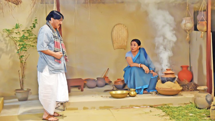 ‘সম্পত্তি সমর্পণ’ নাটকের দৃশ্যে তৌকীর আহমেদ ও ফারজানা। ছবি: বিটিভির সৌজন্যে