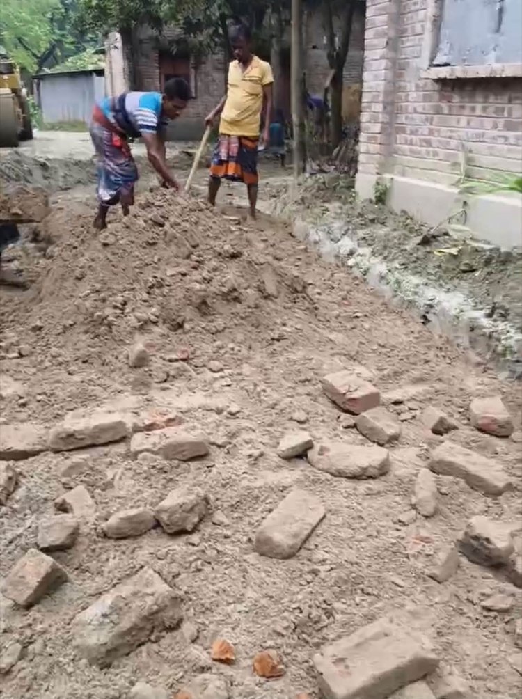 গুরুদাসপুরের মশিন্দা ইউনিয়নের বাহাদুরপাড়া গ্রামীণ সড়কে বালুর সঙ্গে মাটির মিশ্রণ। খোয়ার বদলে ব্যবহার করা হয়েছে পুরোনো ইট। ছবি: আজকের পত্রিকা