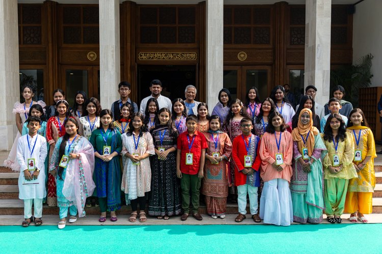 ক্যাপ: বৃহস্পতিবার প্রধান উপদেষ্টা ‘ক’ ও ‘খ’ গ্রুপের চূড়ান্ত বিজয়ীদের হাতে পুরস্কার তুলে দেন। ছবি: প্রধান উপদেষ্টার কার্যালয়ের ফেসবুক পেজ