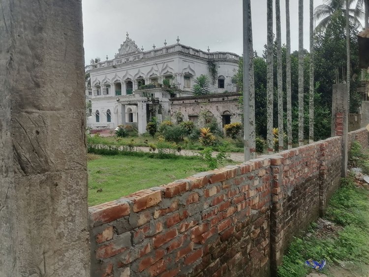নবাব ফয়েজুন্নেছা চৌধুরানীর স্মৃতি বিজড়িত বাড়িটির প্রাচীন প্রবেশপথ অবৈধভাবে বন্ধ করে দিয়েছেন স্থানীয় বিএনপির এক নেতা। ছবি: আজকের পত্রিকা