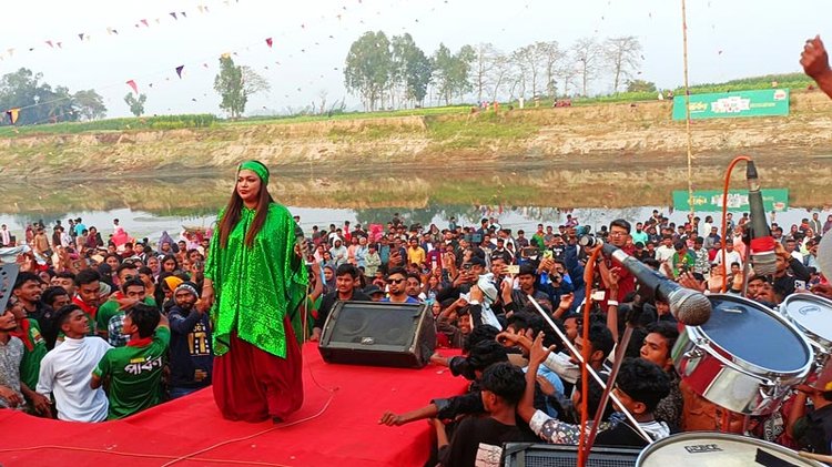 ঘিওরে নবান্ন উৎসবে নদী পাড়ে হাজারো মানুষের ভিড়। ছবি: আজকের পত্রিকা