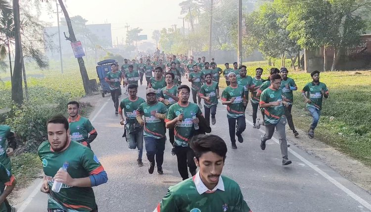 আজ সকালে নোবিপ্রবির প্রধান ফটক থেকে রান ফর ইউনিটি ম্যারাথন প্রতিযোগিতা শুরু হয়। ছবি: আজকের পত্রিকা