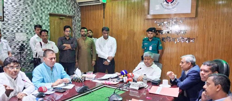 শুক্রবার চট্টগ্রাম কাস্টম হাউস ব্যবহারকারীদের সঙ্গে বৈঠক শেষে সাংবাদিকদের সঙ্গে কথা বলেন এনবিআর চেয়ারম্যান। ছবি: সংগৃহীত