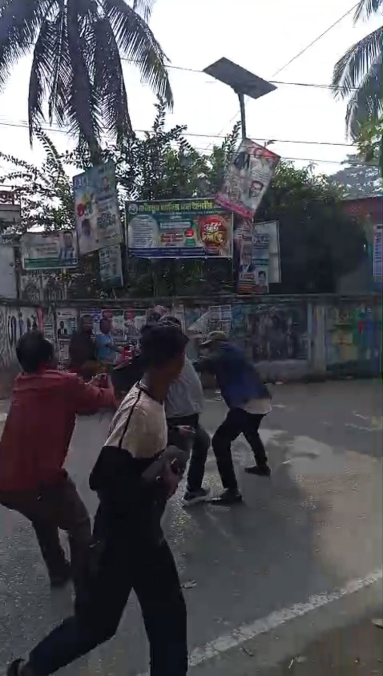 আজ সকালে নেছারাবাদ উপজেলা পরিষদের সামনে শিক্ষক ও অভিভাবকদের মধ্যে হাতাহাতি হয়। ছবি: আজকের পত্রিকা