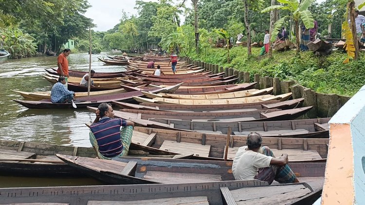 নেছারাবাদ উপজেলার আটঘর কুড়িয়ানা ইউনিয়নের আটঘর নৌকার হাটে ক্রেতার অপেক্ষায় বসে আছেন বিক্রেতারা। ছবি: আজকের পত্রিকা