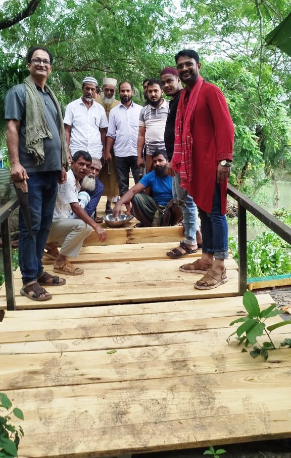 নেছারাবাদ উপজেলার বলদিয়া ইউনিয়নে শুক্রবার কয়েকটি ভাঙা পুল সংস্কার করা হয়। ছবি: আজকের পত্রিকা