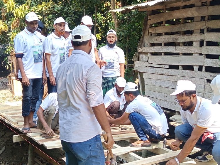 ভাঙাচোরা সড়ক ও অকেজো সেতুগুলো স্থানীয় তরুণ ও যুবকদের স্বেচ্ছাশ্রমে নতুনভাবে তৈরি করা হচ্ছে। ছবি: আজকের পত্রিকা