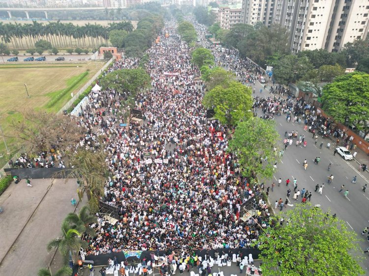 আজ শুক্রবার রাজধানীর মানিক মিয়া অ্যাভিনিউতে নতুন রাজনৈতিক দল ‘জাতীয় নাগরিক পার্টির’ আত্মপ্রকাশকে কেন্দ্র করে মঞ্চের সামনে বিভিন্ন জেলা থেকে আসা নেতা-কর্মীদের ঢল। ছবি: মেহেদী হাসান