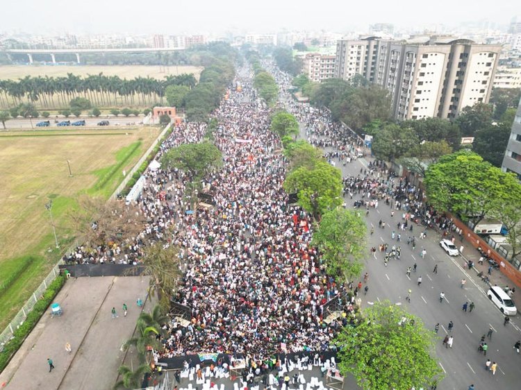 আজ শুক্রবার রাজধানীর মানিক মিয়া অ্যাভিনিউতে নতুন রাজনৈতিক দল ‘জাতীয় নাগরিক পার্টির’ আত্মপ্রকাশকে কেন্দ্র করে মঞ্চের সামনে বিভিন্ন জেলা থেকে আসা নেতা-কর্মীদের ঢল। ছবি: মেহেদী হাসান