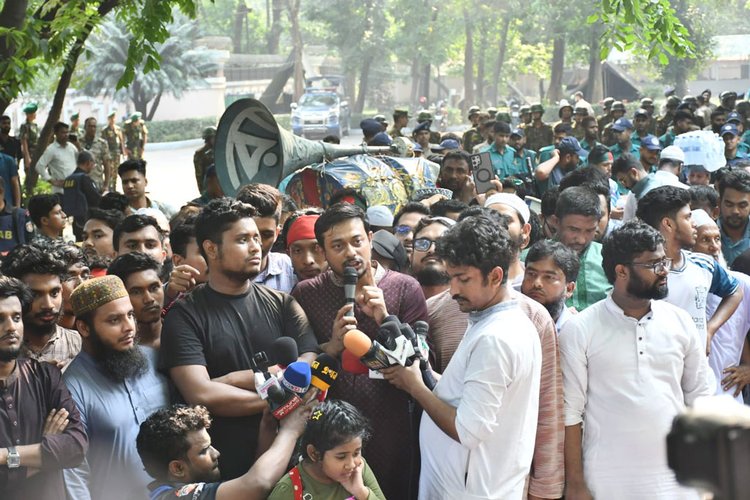 বৃহস্পতিবার রাত থেকে যমুনার সামনে অবস্থান নেয় এনসিপির নেতা-কর্মীরা। ছবি: আজকের পত্রিকা