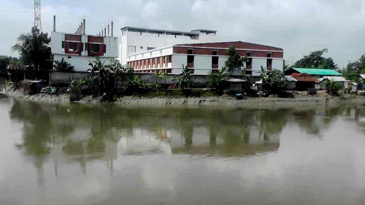 বালু ফেলে নদী দখল করে নির্মাণ করা হয়েছে স্থাপনা। ছবি: আজকের পত্রিকা