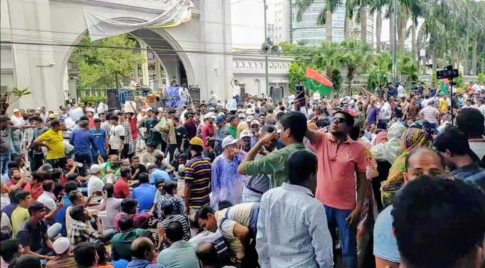 নগর ভবন অবরুদ্ধ, বন্ধ সব কার্যক্রম