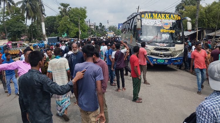 আসিফ নিহত হওয়ার পর তাঁর বন্ধু ও স্বজনেরা সড়ক আটকে বিক্ষোভ করেন। ছবি: আজকের পত্রিকা