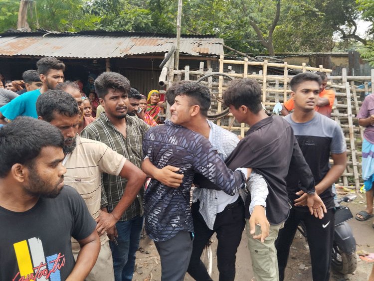 আসিফ নিহতের খবর পেয়ে তাঁর বন্ধুরা কান্নায় ভেঙে পড়েন। ছবি: আজকের পত্রিকা