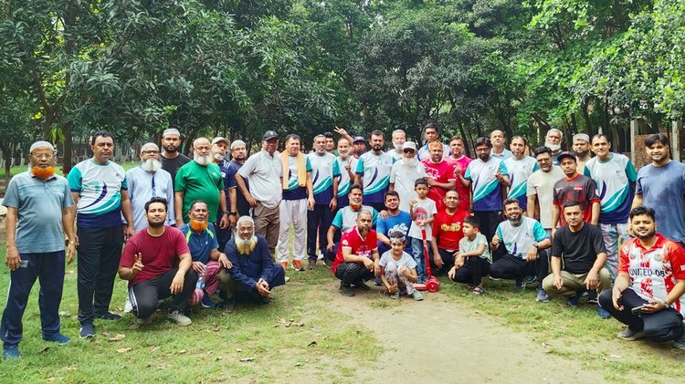 ‘সুস্থ দেহ, সুন্দর মন’ এই জীবনদর্শনের ভিত্তিতে প্রভাতী মেলার সদস্যরা প্রতিদিন নিকুঞ্জ পার্কে শরীরচর্চা করে থাকেন। ছবি: সংগৃহীত