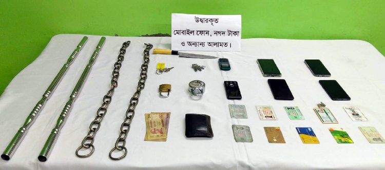 উদ্ধার করা লোহার শিকল, চাবি, তালা, স্টিলের পাইপ। ছবি: র্যাব