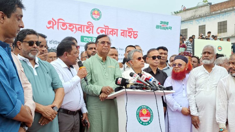 ‘হৃদয়ে ঢাকা ৪১৬’ উৎসবের অংশ হিসেবে শুক্রবার বিকেলে বুড়িগঙ্গা নদীতে আয়োজিত হয় ঐতিহ্যবাহী নৌকা বাইচ। ছবি: সংগৃহীত