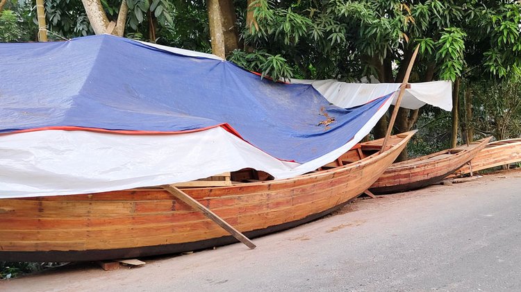 নৌকা তৈরি করে সাজিয়ে রেখেছেন কারিগরেরা। ছবি: আজকের পত্রিকা