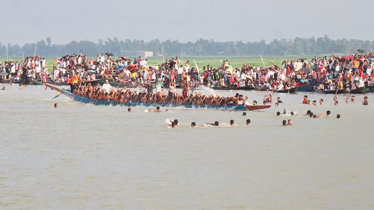 গুরুদাসপুর উপজেলার বিলশায় নৌকাবাইচ। ছবি: আজকের পত্রিকা