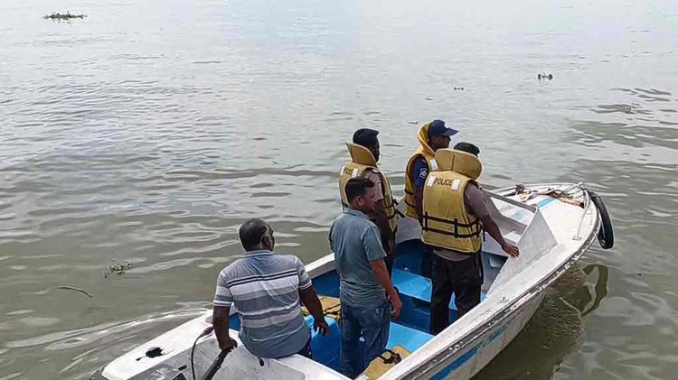 উদ্ধার অভিযানে পুলিশ, বিআইডব্লিউটিএ, ফায়ার সার্ভিসের সদস্যরা। ছবি: সংগৃহীত