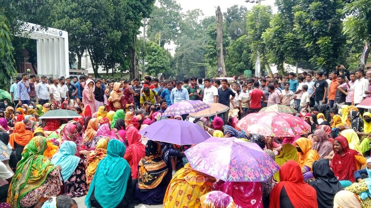 নীলফামারী সদর থানা ও পুলিশ সুপারের কার্যালয়ের সামনে বিক্ষোভ করেন শ্রমিকেরা। ছবি: আজকের পত্রিকা
