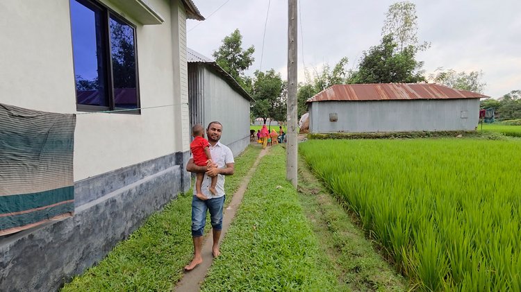 সুন্দর খাতা গ্রামের পথে হাঁটছেন শামীম। ছবি: আজকের পত্রিকা